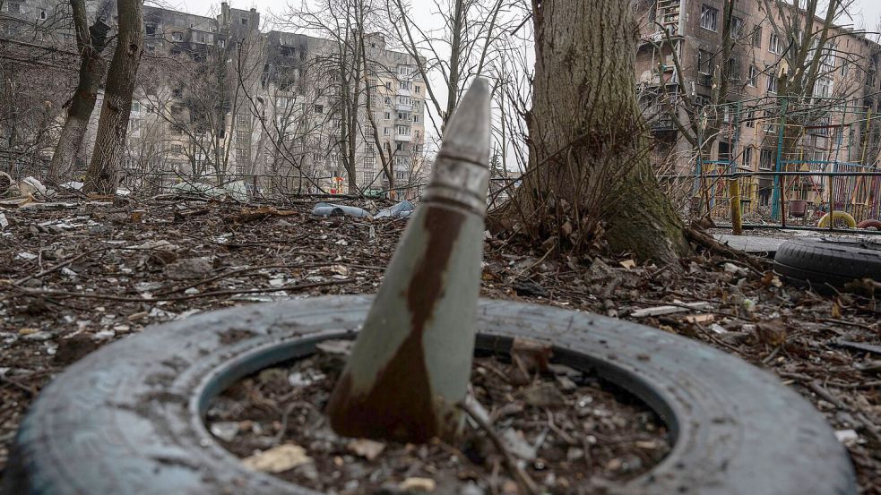 Seit 2022 ist die ostukrainische Bergarbeiterstadt Wuhledar umkämpft. Russische Truppen stehen jetzt kurz vor der Eroberung der Kleinstadt. (Archivbild) Foto: Evgeniy Maloletka/AP/dpa