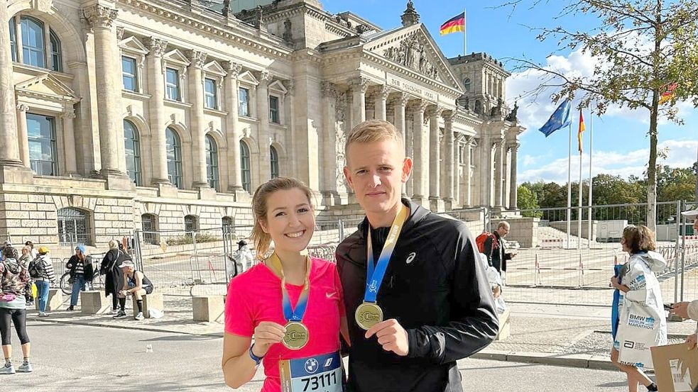 Tammo Oldigs und seine Freundin Marie Moldenhauer absolvierten erstmals überhaupt einen Marathon. Nachdem beide das Ziel erreicht hatten, gab es noch ein Erinnerungsfoto vor dem Reichstag. Foto: Privat