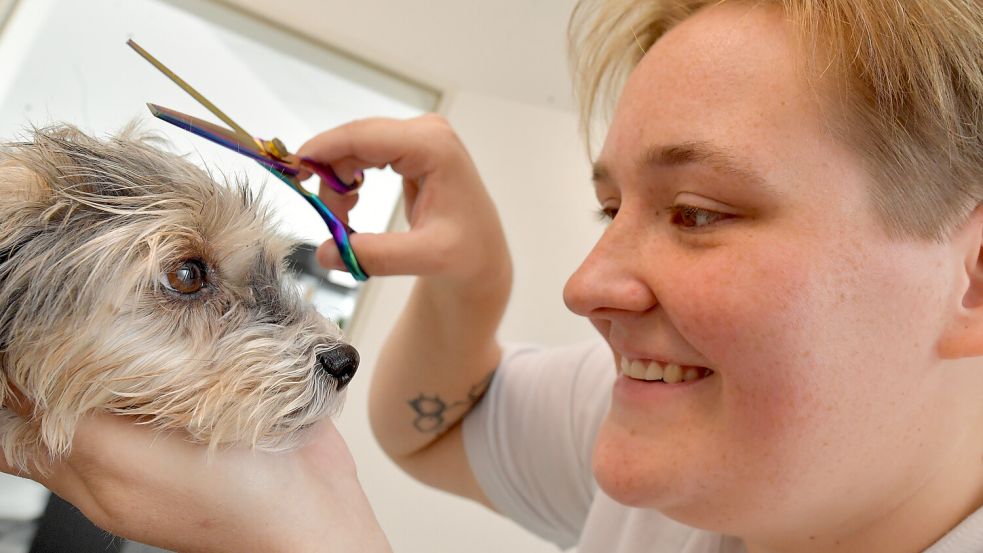 Nach dem Duschen und Föhnen werden die Haare geschnitten. Foto: Ortgies