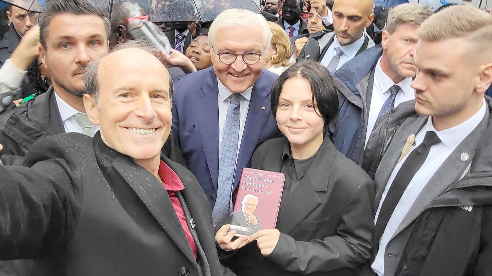 Im Mittelpunkt: Vladyslav Kondratiuk wurde von Bundespräsident Frank-Walter Steinmeier zum Bürgerfest in Schloss Bellevue nach Berlin eingeladen. Begleitet wurde der 14-Jährige von seinem Mentor Jurij Ils (vorne, links). Foto: privat