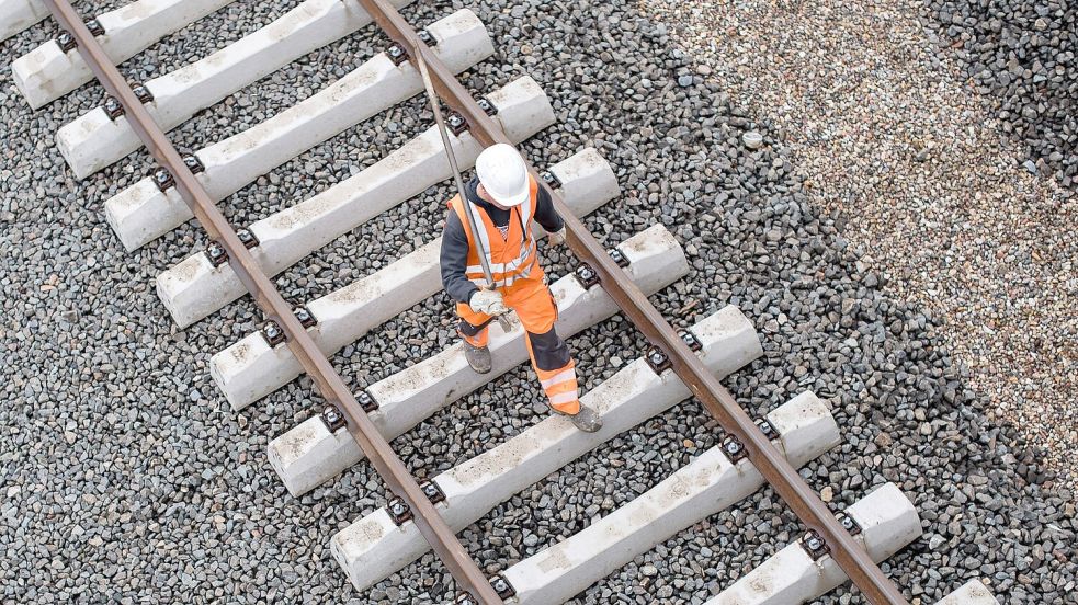 Die Bahn erneuert ihre Schienen zwischen Hamm und Hannover - für Reisende bringt das erstmal Umleitungen und Zugausfälle mit sich. (Archivbild) Foto: Lukas Schulze/dpa