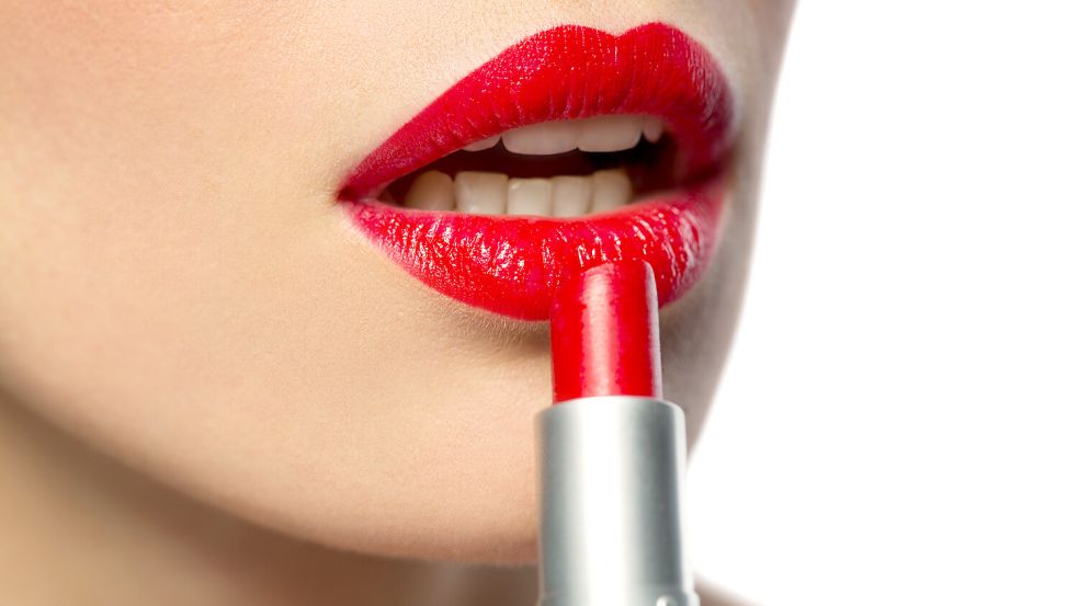 Die Nachfrage nach Kosmetik-Artikeln wie Lippenstifte ist gestiegen – ein Vorbote für eine Rezession? Foto: IMAGO / ingimage