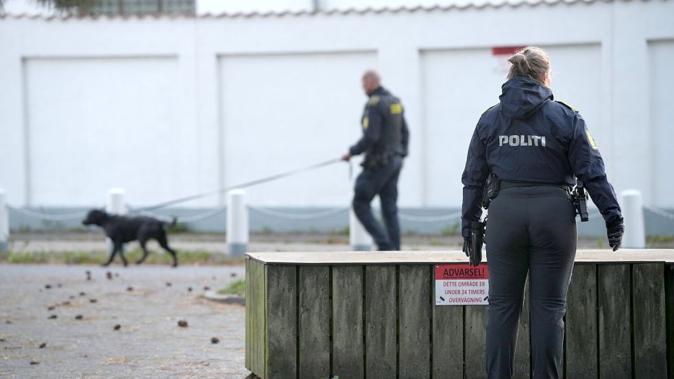 Schüsse in Hellerup: Polizei mit Hunden vor der israelischen Botschaft in Kopenhagener Vorort. Foto: Emil Helms/Ritzau Scanpix Foto via AP/dpa