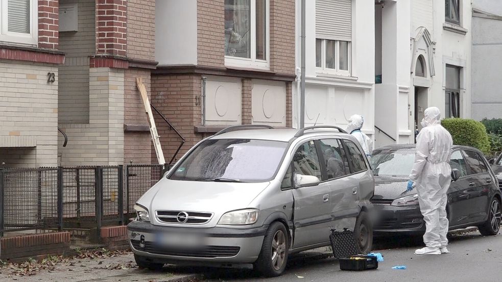 Nach einer Explosion vor einem Bremer Wohnhaus am frühen Mittwochmorgen sichern Polizisten Spuren am Tatort. Foto: NWM-TV