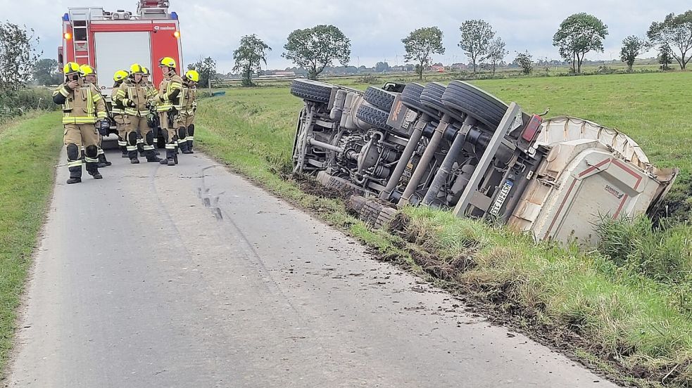 Der Lastwagen kippte auf die Seite. Die Feuerwehr war im Einsatz. Foto: Wolters