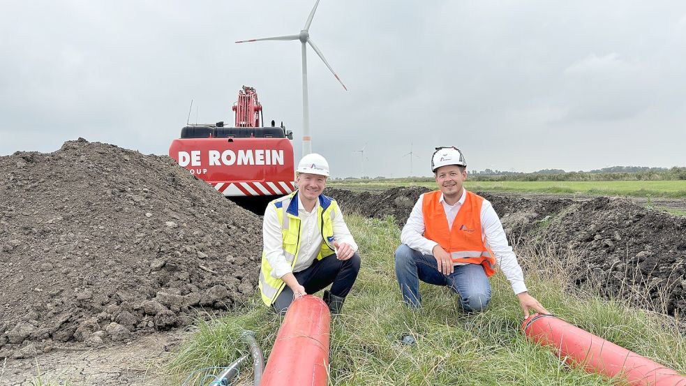 Teilprojektleiter Marco Schürmanns (links) und Projektsprecher Stefan Sennekamp posieren im Hammrich in der Nähe des Uphuser Meers in Emden mit den Leerrohren, in die später Kupferkabel eingezogen werden. Fotos: Hanssen