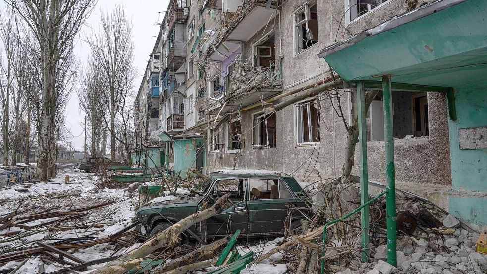 Die seit langem umkämpfte strategisch wichtige Stadt Wuhledar im Osten der Ukraine ist nach Angaben beider Kriegsparteien unter russischer Kontrolle. (Archivbild) Foto: Evgeniy Maloletka/AP/dpa