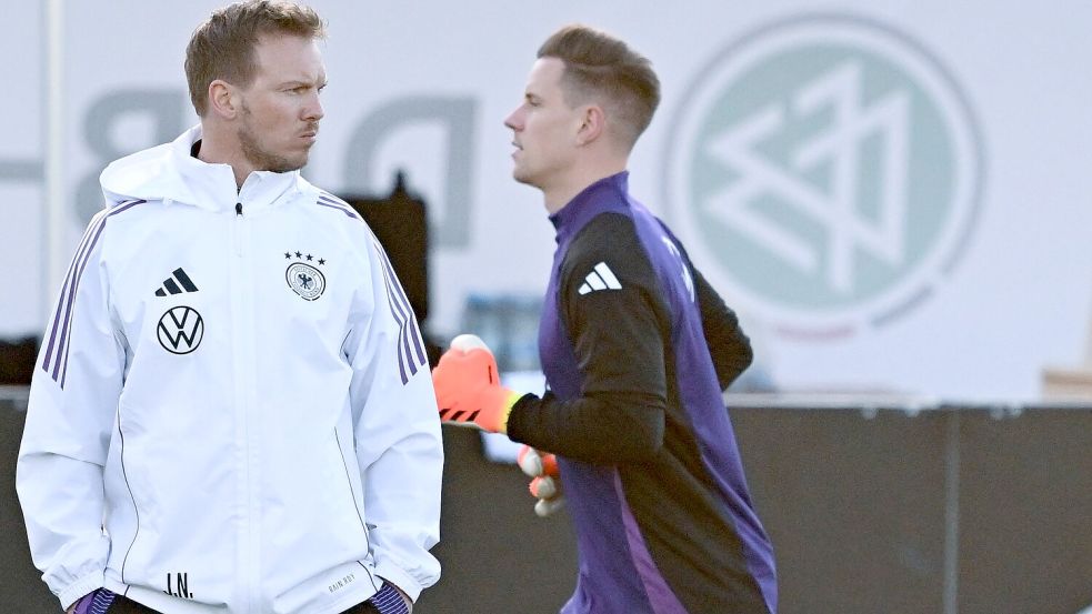 Trotz Verletzung: Julian Nagelsmann (l) bekennt sich zu Marc-André ter Stegen als DFB-Torwart Nummer eins. Foto: Arne Dedert/dpa