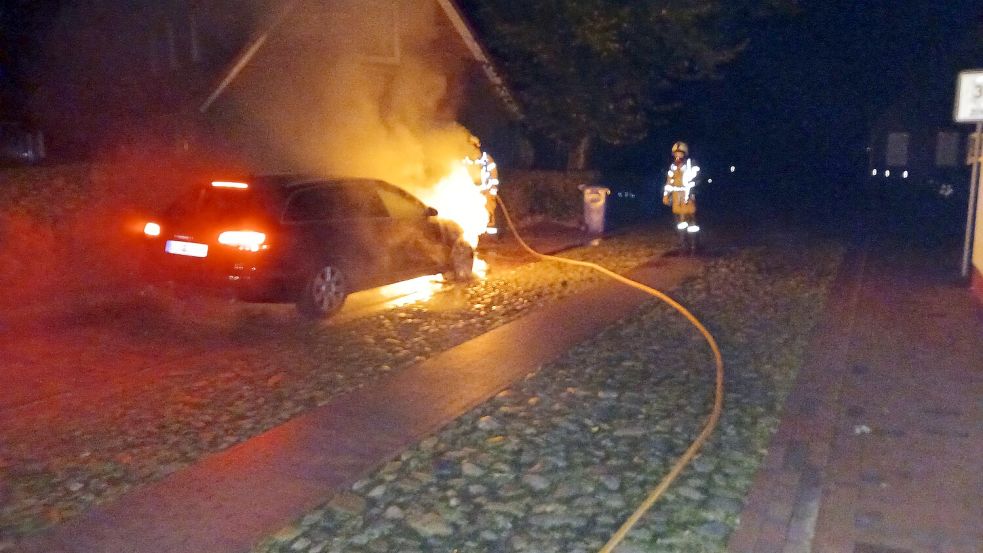 Einsatzkräfte der Freiwilligen Feuerwehr Barßel löschten den Brand. Foto: Joachim Schulte/Feuerwehr Barßel