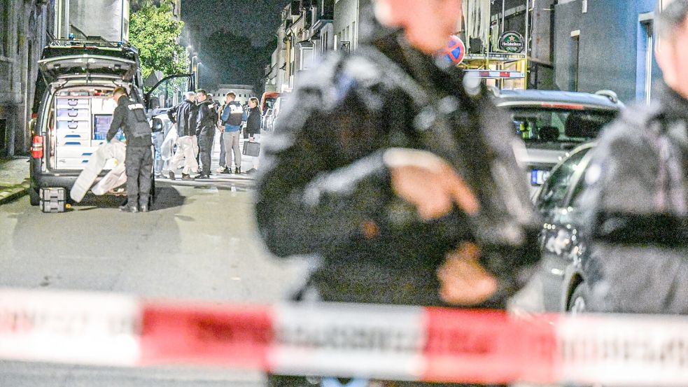 Auch die Spurensicherung ist nach den Schüssen in der Bar vor Ort. Foto: Marius Bulling/dpa