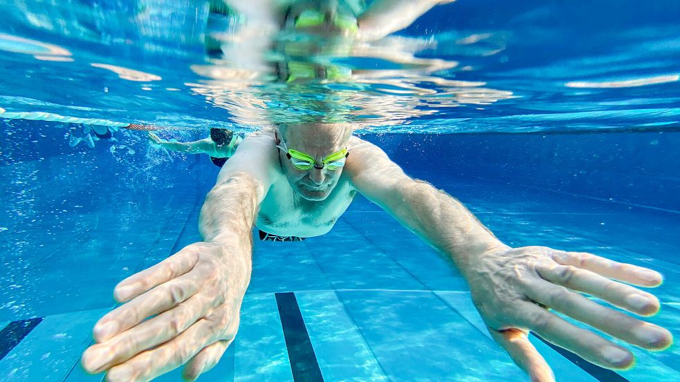 Wer im Rentenalter noch Sport treiben will, hat viele Möglichkeiten. Foto: dpa/Julian Stratenschulte