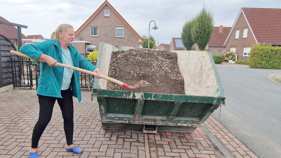 Drei solcher Container füllten sich, bis der Garten von den Kieselsteinen befreit war. Foto: Gettkowski