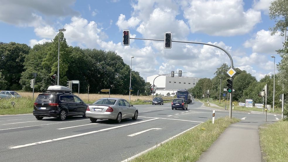 In den kommenden drei Jahren sollen in Papenburg die Arbeiten für die Teilverlegung der Rheiderlandstraße zwischen der Friederikenstraße und der maroden Emsbrücke bei der Meyer Werft (im Hintergrund) durchgeführt werden. Foto: Schade