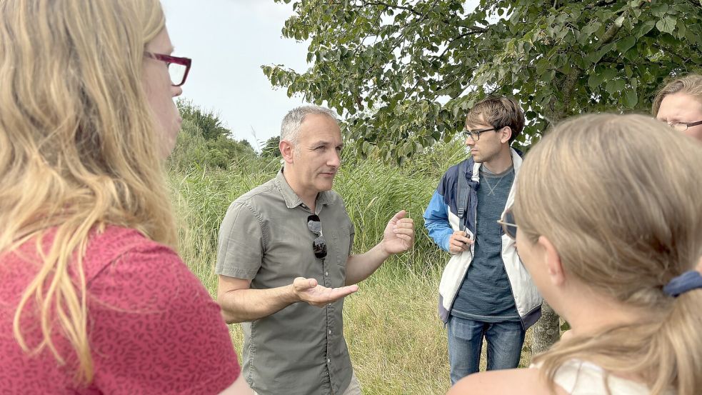 Es bräuchte mehr Aufklärung und Verständnis für die heimischen Insekten, so der Emder Naturschutzbeauftragte Stefan Rölling. Fotos: Groenendaal