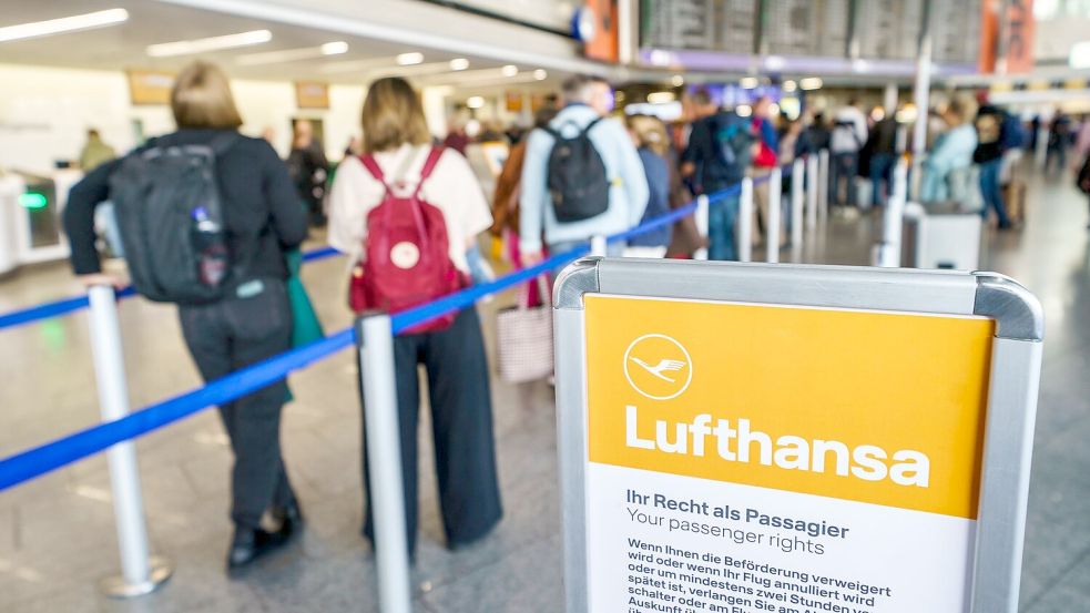 Wegen einer Störung bei der Deutschen Flugsicherung kam es zu großen Verzögerungen und Ausfällen wie hier am Flughafen Frankfurt (Foto aktuell). Foto: Andreas Arnold/dpa