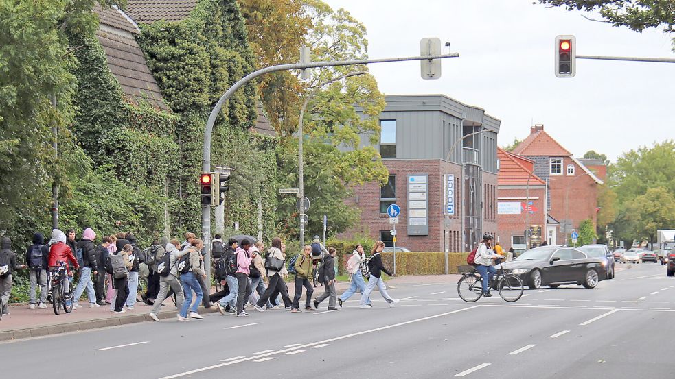 Eltern der Schüler des Auricher Gymnasiums Ulricianum fordern Tempo 30 auf der Von-Jhering-Straße. Foto: Heino Hermanns