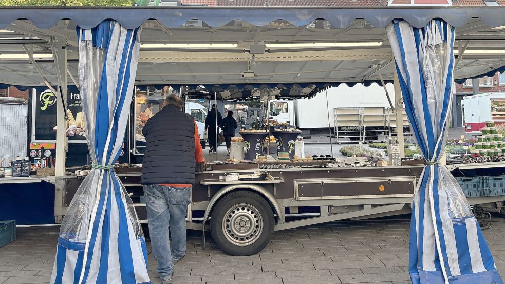 Bürsten, Putzzeug und Schälmesser mit Holzgriff: Es gibt durchaus auch besondere Angebote auf dem Emder Wochenmarkt. Foto: Schuurman