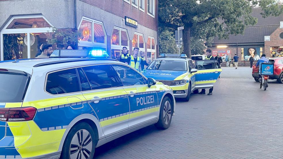 Muss die Polizei öfter in Emden ausrücken als sonst? Nein, zumindest die Anzahl von Körperverletzungsdelikten in der Innenstadt ist sogar rückläufig. Das Foto zeigt einen Polizeieinsatz am 15. September, als ein Mann pöbelnd auf dem Neuen Markt auffiel. Foto: Hanssen/Archiv