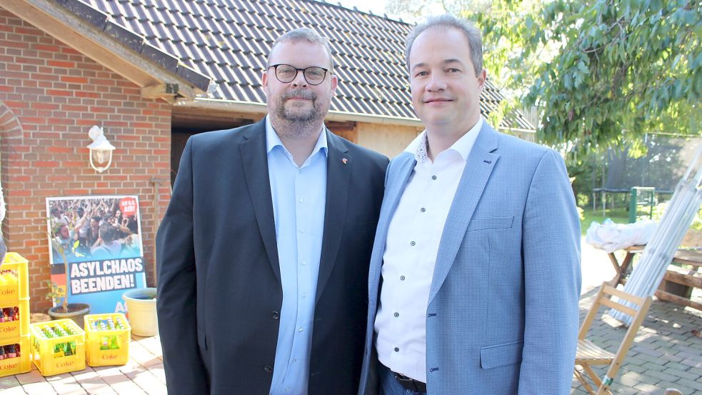 Der niedersächsische AfD-Landeschef Ansgar Schledde (links) und der neue Vorsitzende des Kreisverbandes Friesland-Wittmund, Martin Sichert, vor dem Parteitagsort. Foto: Oltmanns