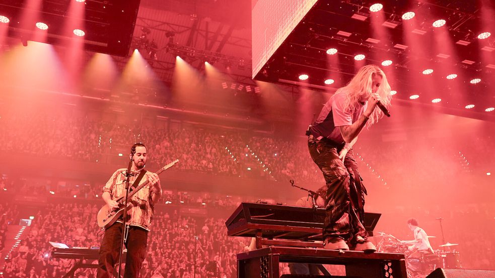 Mike Shinoda (l.) und Emily Armstrong (r.)von der US-Rockband Linkin Park bei einem Konzert in der Barclays Arena in Hamburg. Foto: dpa/Christian Charisius