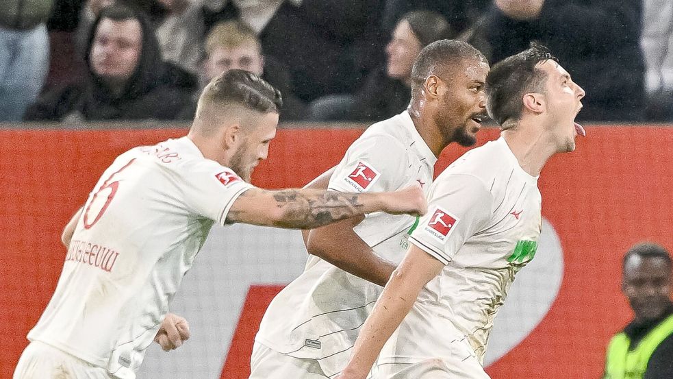 Augsburgs Keven Schlotterbeck bejubelt sein Tor zum 1:0. Foto: Harry Langer/dpa