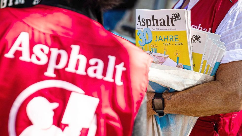 Erst in diesem Jahr feierte das Straßenmagazin „Asphalt“ in Niedersachsen den 30. Geburtstag. Auf dem Bild hält ein Verkäufer einen Stapel der Jubiläumsausgabe in der Hand. Foto: DPA/Moritz Frankenberg