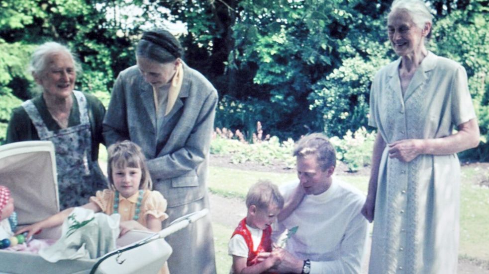 Heyo Onken (Zweiter von rechts mit seinen Kindern Bernhard, Anke und Christina) erinnert sich gern daran, wie kinderlieb seine Tanten Amke (von links), Berta und Frida waren. Repro: Ullrich