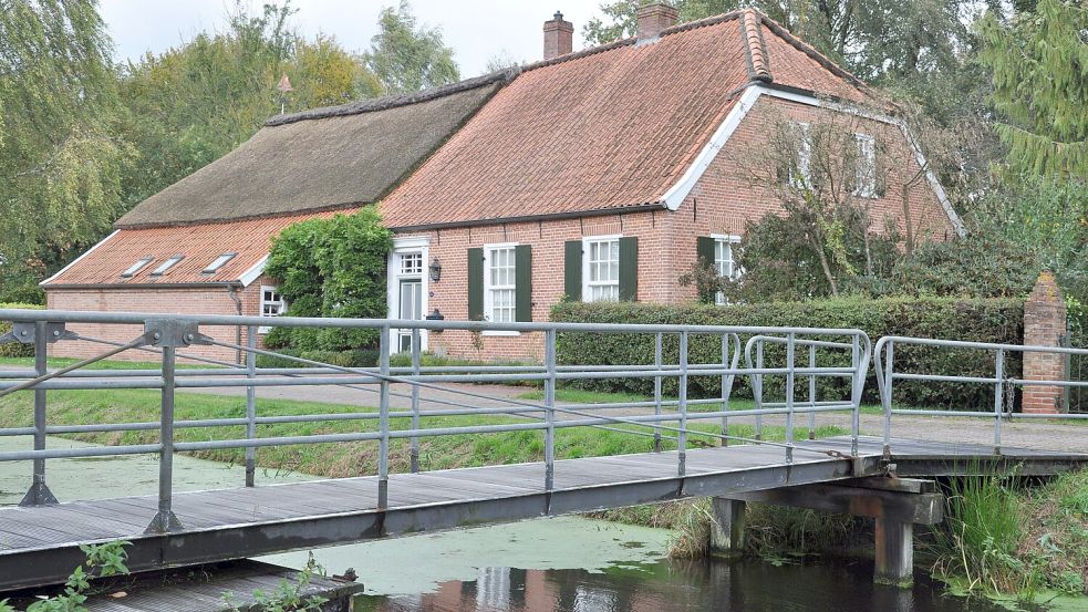 Für Heyo Onken war dieses Haus einst das „Tantenhaus". Nach dem Tod der letzten Bewohnerin verkaufte die Familie das Haus an seine heutigen Eigentümer, die es liebevoll restaurierten. Foto: Ullrich