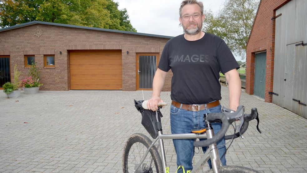 Carsten Oehmke ist nach dem Unfall, weswegen er ins Krankenhaus kam, wieder zu Hause. Hier steht der 50-Jährige vor seinem Hof an der Kastanienallee in Glansdorf mit seinem Rennrad. Auch das Fahrrad hat bei dem Unfall Schaden davongetragen. Foto: Fertig