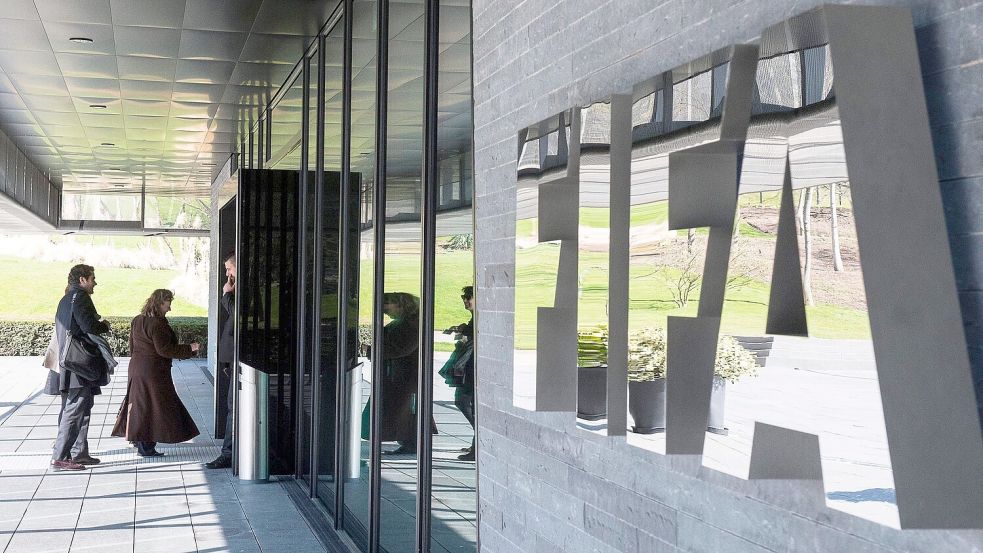 Die FIFA steht wegen ihrer Transferregeln unter Druck. Foto: picture alliance / dpa