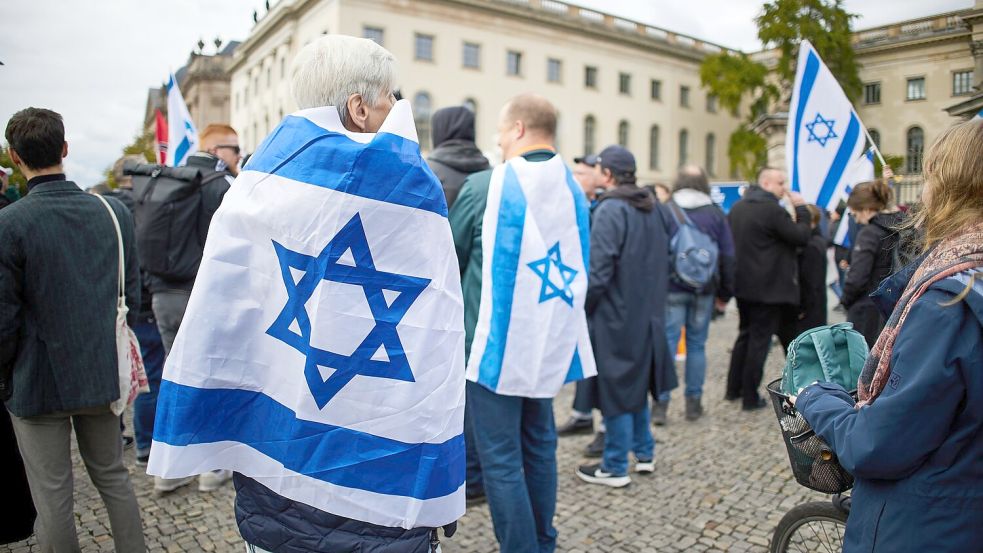 In Mitte äußerten sich Demonstranten pro Israel Foto: Joerg Carstensen/dpa