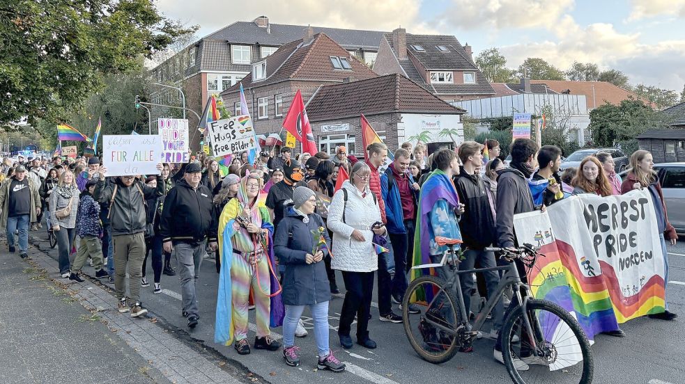 Der Herbst-Pride-Umzug führte über knapp drei Kilometer durch die Innenstadt bis zum Jugendhaus. Foto: Karin Böhmer