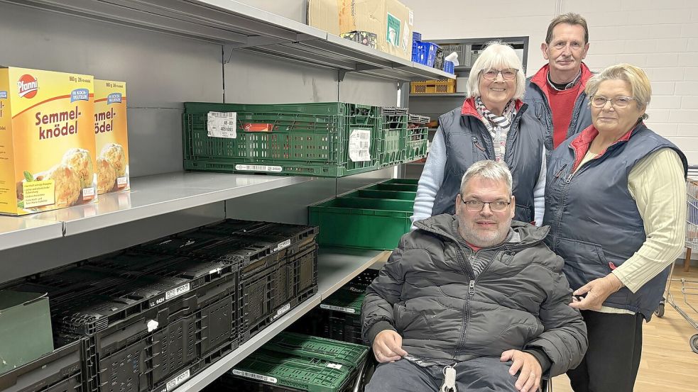 Die neuen Regale sind aufgebaut, die ersten Waren sind schon da. Jetzt öffnet die Leeraner Tafel in den neuen Räumen. Darüber freuen sich die Mitarbeitenden Heidi Lünemann (stehend von links), Johannes Pauw, Hanna Weidner und Tafel-Leiter Andreas Poppen. Foto: Bothe