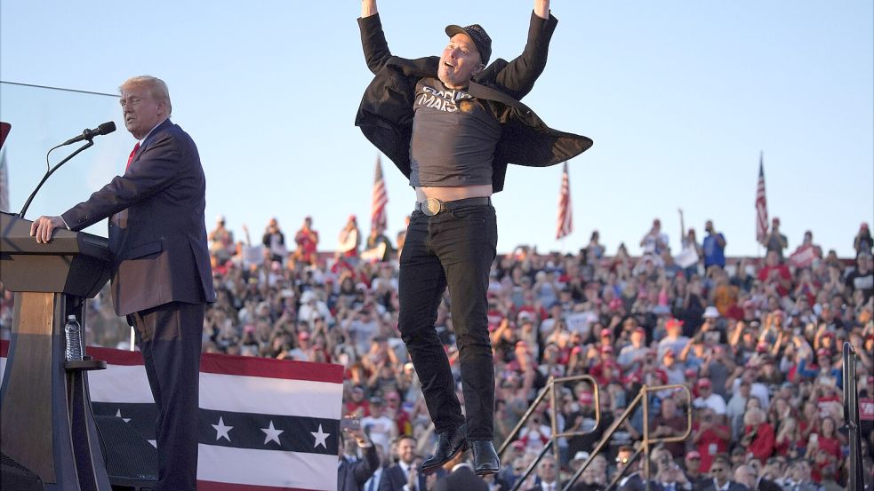 Elon Musk macht Luftsprünge neben Donald Trump beim Wahlkampfauftritt in Pennsylvania. Foto: dpa/Evan Vucci