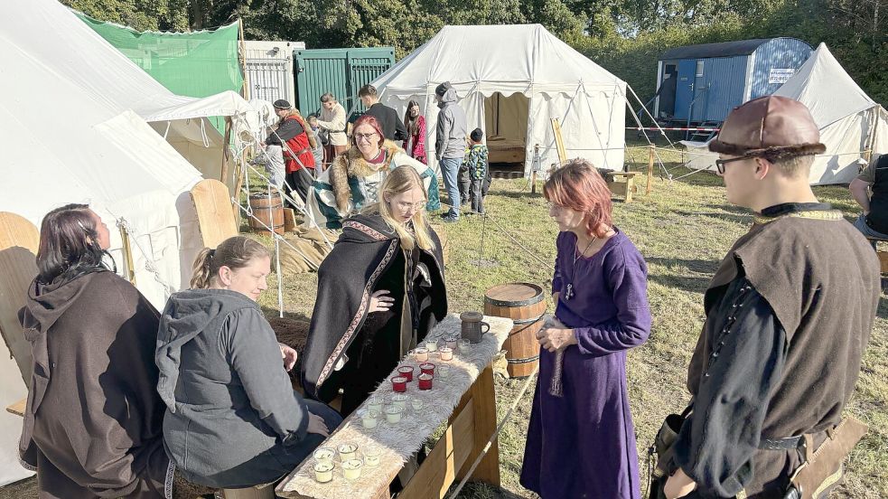 Der beliebte Buurnmarkt in Ihrenerfeld ist vorhin eröffnet worden. Noch bis 18 Uhr kann der Bauern- und Flohmarkt mit seinen vielen Ständen und Angeboten besucht werden. Foto: Ammermann