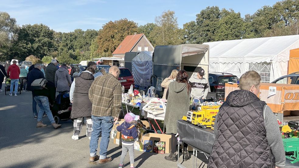 Der beliebte Buurnmarkt in Ihrenerfeld ist vorhin eröffnet worden. Noch bis 18 Uhr kann der Bauern- und Flohmarkt mit seinen vielen Ständen und Angeboten besucht werden. Foto: Ammermann