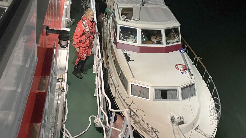 Der Seenotrettungskreuzer „Anneliese Kramer“ hat ein Motorboot mit starkem Wassereinbruch längsseits genommen, um es leerzupumpen. Foto: Die Seenotretter – DGzRS