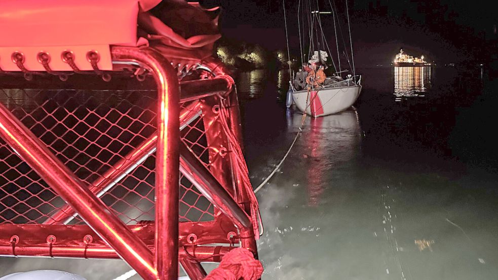 Das Seenotrettungsboot „Jürgen Horst“ hat ein überfälliges Segelboot auf der Ostsee gefunden und in Schlepp genommen. Foto: Die Seenotretter – DGzRS