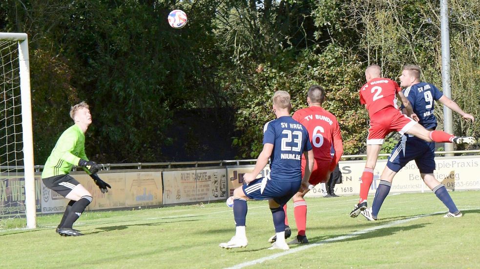 Lars Hinrichs gelang mit einem Kopfball-Lupfer der Treffer zum 2:2-Endstand. Fotos: Damm