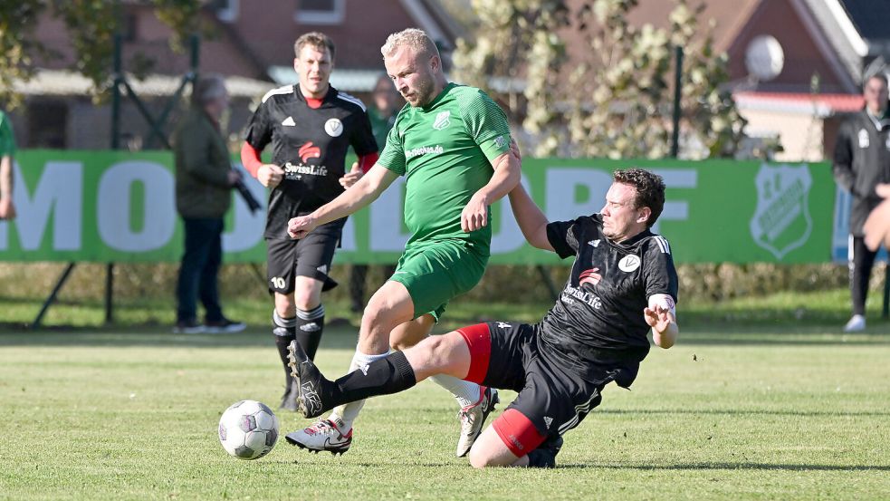 Der TV Bunde II (rechts Artur Bertram) unterlag in Moordorf mit 0:2. Foto: Doden, Blomberg