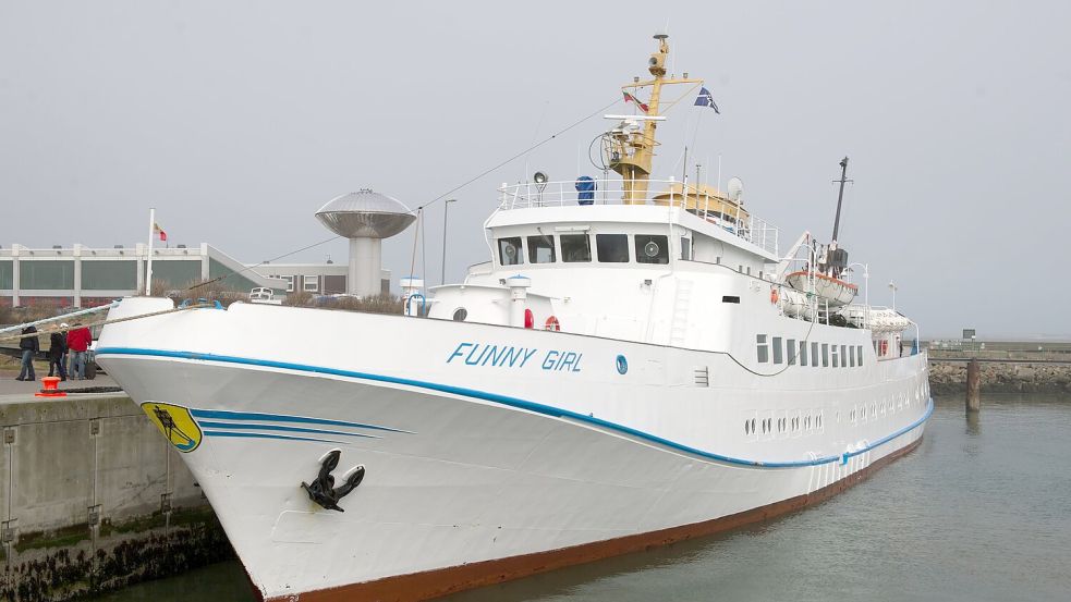 Das Helgolandschiff erreicht Büsum. Foto: Christian Charisius/dpa