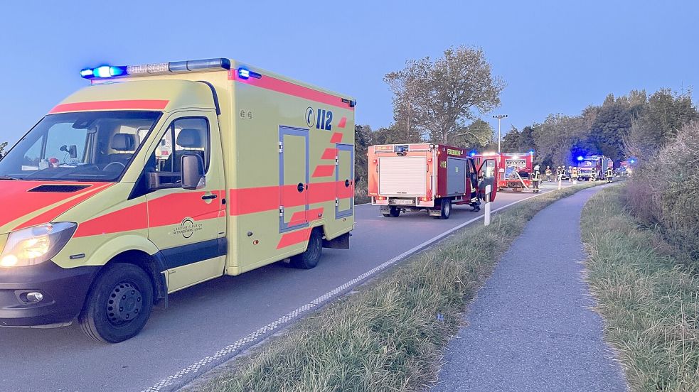 Feuerwehr sowie Rettungsdienst und Polizei waren an der Unfallstelle. Foto: Feuerwehr