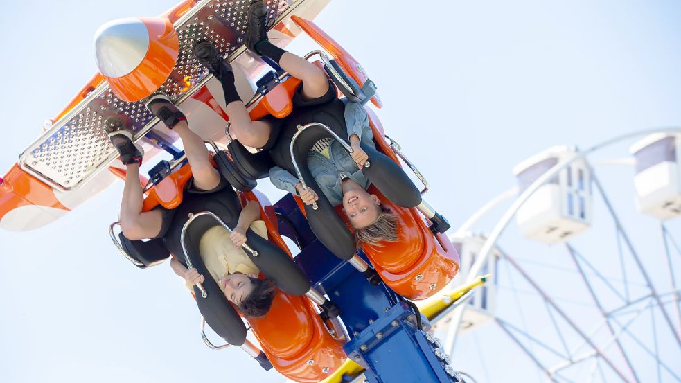 Achterbahn fahren: Eine Aktivität, die für Familien kaum noch bezahlbar ist. Foto: Imago images/Zoonar