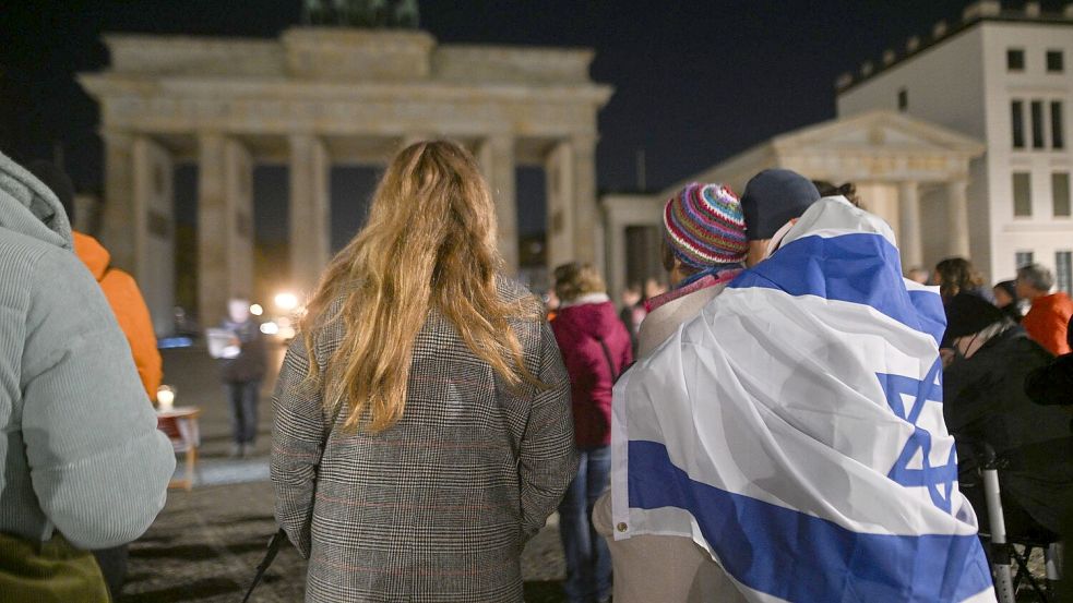 In Berlin begann das Gedenken an die Opfer des Überfalls bereits am frühen Morgen am Brandenburger Tor. Foto: Sebastian Christoph Gollnow/dpa