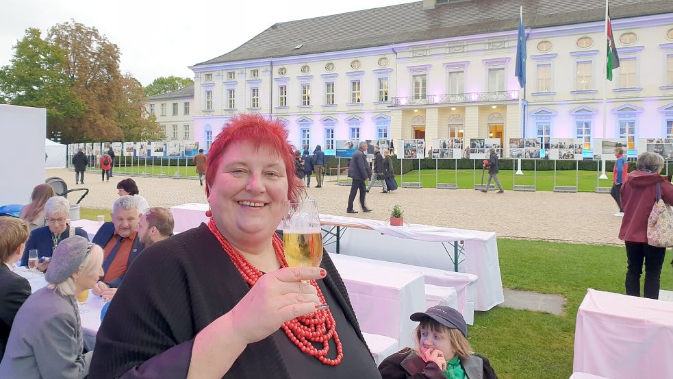 Mit einem Frischgezapften stieß Elke Siemers aus Holte im Garten von Schloss Bellevue beim Bürgerfest mit anderen Ehrenamtlichen an. Foto: privat