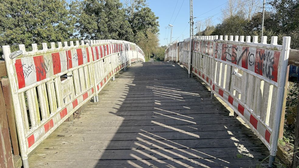 Das sieht schon abenteuerlich aus: Sicherheitsbaken statt Geländer auf der Brücke nach Conrebbersweg. Foto: Schuurman