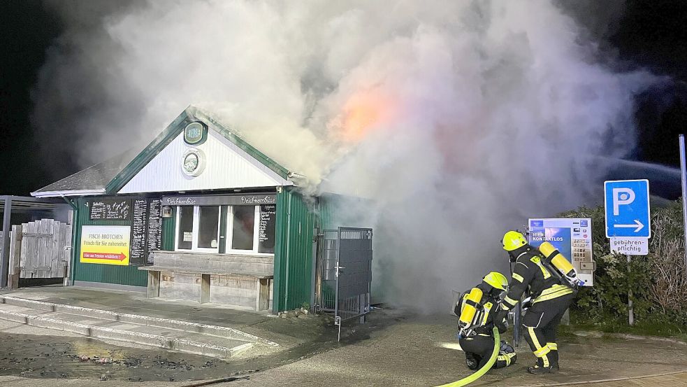 Als die ersten Einsatzkräfte eintrafen, stand die „Deichkombüse“ bereits in Vollbrand. Foto: Feuerwehr