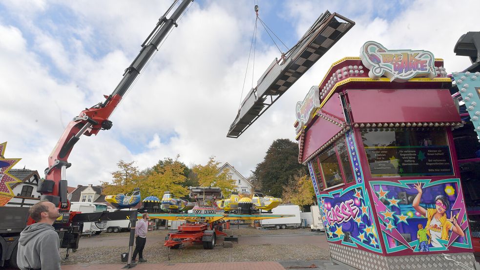 Der Gallimarkt startet am 9. Oktober. Am Montag wurden die letzten Fahrgeschäfte aufgebaut. Foto: Ortgies