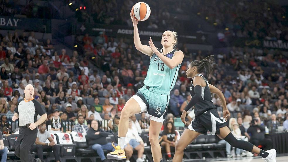 Hat die Chance auf den Titel in der WNBA - und mit ihrer Leistung großen Anteil daran: Leonie Fiebich von den New York Liberty. Foto: Ian Maule/AP/dpa