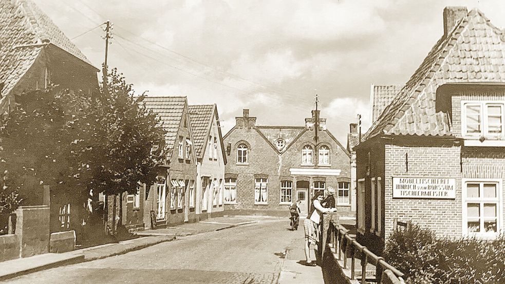 Wer hat es erkannt? Das Gebäude rechts ist die Alte Waage in Oldersum, das Gebäude in der Mitte ist die alte Seilerei, die nicht mehr existiert. Foto: aus dem Kalender